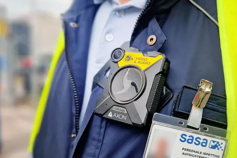Sugli autobus Sasa è stata recentemente introdotta un'ulteriore misura di sicurezza: i controllori indossano ora delle bodycam (Foto: ASP/Sasa)