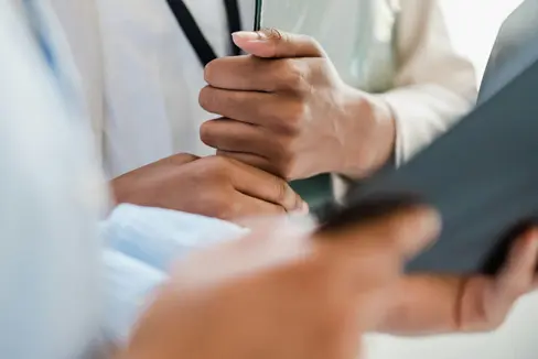 Verstärkung für das Landesamt für Pflegeeinstufung: Die Sozialbetreuerinnen bzw. Sozialbetreuer arbeiten dabei eng mit sozial‑sanitären Diensten, Sprengeln und Ärzten und Ärztinnen zusammen und halten regelmäßig Rücksprache mit den Koordinatorinnen und Koordinatoren. (Foto: Pexels. Das Foto darf nur in Zusammenhang mit dieser Pressemitteilung verwendte werden.)