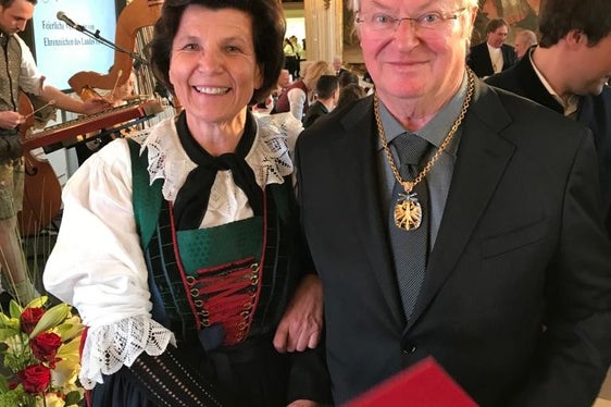Karl Gruber e Maria Hochgruber Kuenzer alla consegna della Croce al Merito del Land Tirolo. (Foto: Archivio assessora Hochgruber Kuenzer)