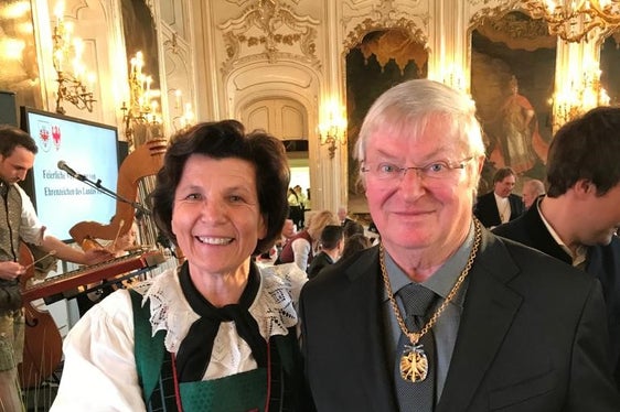 Karl Gruber e Maria Hochgruber Kuenzer alla consegna della Croce al Merito del Land Tirolo. (Foto: Archivio assessora Hochgruber Kuenzer)