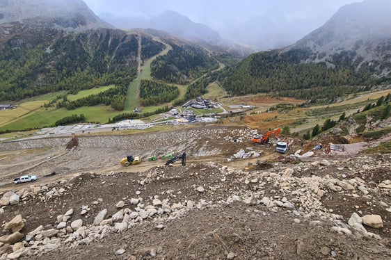 Der Lawinenablenkdamm in Kurzras-Schnals soll vor einem Lawinenereignis mit 100-jähriger Wiederkehrwahrscheinlichkeit wie vor Murereignissen schützen. (Foto: LPA/Landesamt für Wildbach- und Lawinenverbauung West in der Agentur für Bevölkerungsschutz/Martin Eschgfäller)