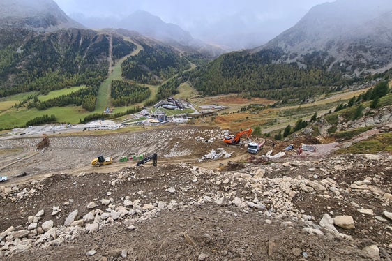Der Lawinenablenkdamm in Kurzras-Schnals soll vor einem Lawinenereignis mit 100-jähriger Wiederkehrwahrscheinlichkeit wie vor Murereignissen schützen. (Foto: LPA/Landesamt für Wildbach- und Lawinenverbauung West in der Agentur für Bevölkerungsschutz/Martin Eschgfäller)