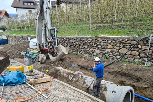 Tiefbauer und Tiefbauerinnen vermessen Bauteile, richten Baustellen ein, heben Baugruben aus und errichten Böschungen und Stützbauwerke: Die Lehrzeit für den Lehrberuf Tiefbauer/Tiefbauerin wird von drei auf vier Jahre verlängert, die Landesregierung hat der dafür notwendigen Anpassung der Bildungsordnung zugestimmt. (Archivbild: LPA/Landesamt für Wildbach- und Lawinenverbauung West)