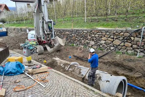 Tiefbauer und Tiefbauerinnen vermessen Bauteile, richten Baustellen ein, heben Baugruben aus und errichten Böschungen und Stützbauwerke: Die Lehrzeit für den Lehrberuf Tiefbauer/Tiefbauerin wird von drei auf vier Jahre verlängert, die Landesregierung hat der dafür notwendigen Anpassung der Bildungsordnung zugestimmt. (Archivbild: LPA/Landesamt für Wildbach- und Lawinenverbauung West)