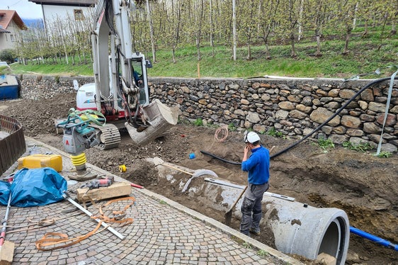 Tiefbauer und Tiefbauerinnen vermessen Bauteile, richten Baustellen ein, heben Baugruben aus und errichten Böschungen und Stützbauwerke: Die Lehrzeit für den Lehrberuf Tiefbauer/Tiefbauerin wird von drei auf vier Jahre verlängert, die Landesregierung hat der dafür notwendigen Anpassung der Bildungsordnung zugestimmt. (Archivbild: LPA/Landesamt für Wildbach- und Lawinenverbauung West)