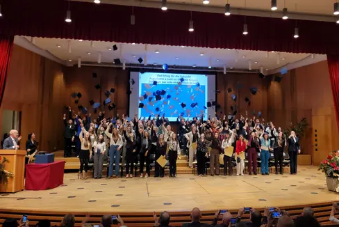 112 Absolventinnen und Absolventen des Universitären Ausbildungszentrums für Gesundheitsberufe Claudiana feiern gemeinsam ihren erfolgreichen Abschluss. (Foto: LPA/Ressort für Gesundheitsvorsorge und Gesundheit)