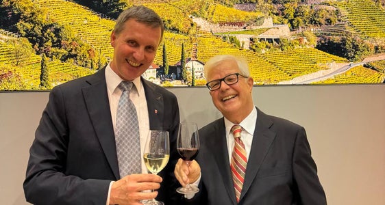 Mit dem Angelo Betti-Preis ausgezeichnet wurde Alois Frötscher (l.). Mit Landesrat Luis Walcher hat er darauf angestoßen. (Foto: LPA/Abteilung Landwirtschaft)