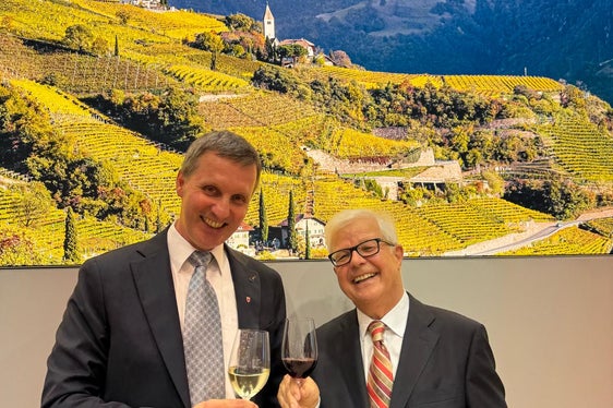 L'assessore Luis Walcher con Alois Frötscher, insignito del Premio Angelo Betti per i Benemeriti della Vitivinicoltura. (Foto: ASP/Ripartizione Agricoltura)