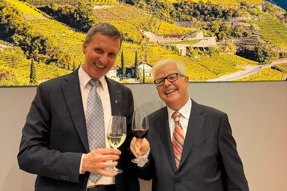 L'assessore Luis Walcher con Alois Frötscher, insignito del Premio Angelo Betti per i Benemeriti della Vitivinicoltura. (Foto: ASP/Ripartizione Agricoltura)