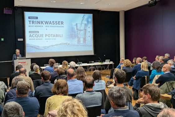 Die Informationsveranstaltung Trinkwasser: Neue Normen – neue Herausforderungen am 14. Mai in Bozen richtete sich an Betreiberinnen und Betreiber der öffentlichen Trinkwasserversorgungsanlagen in Südtirol, die zahlreich in der EURAC erschienen sind. (Foto: LPA/Vera Brunetti)