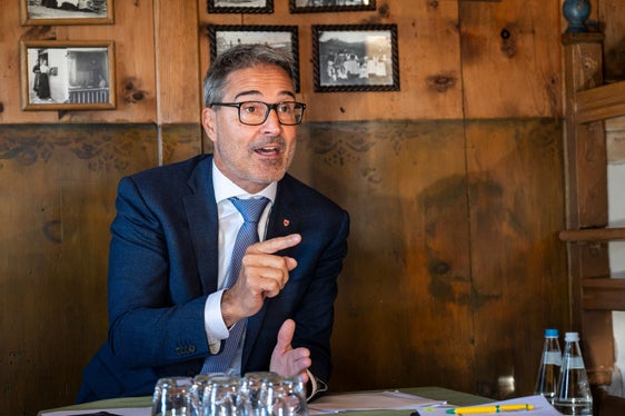 Landeshauptmann Arno Kompatscher sprach mit den Bürgermeistern der ladinischen Gemeinden bei der Sondersitzung der Landesregierung in St. Martin in Thurn am 13. Oktober über Themen wie Verkehr, Wohnen und Gesundheit. (Foto: LPA/Fabio Brucculeri)