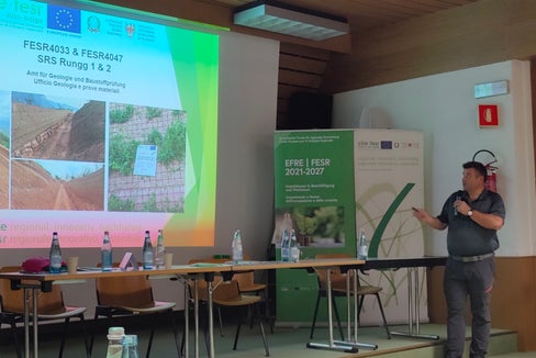 Come progetto esemplificativo finanziato dal FESR, Volkmar Mair, direttore dall‘Ufficio Geologia e prove materiali della Provincia, ha presentato ai membri del comitato il piano di opere per la protezione da caduta massi in località Ronchi, nel Comune di Termeno. (Foto: ASP)