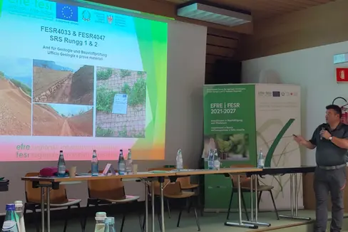 Come progetto esemplificativo finanziato dal FESR, Volkmar Mair, direttore dall‘Ufficio Geologia e prove materiali della Provincia, ha presentato ai membri del comitato il piano di opere per la protezione da caduta massi in località Ronchi, nel Comune di Termeno. (Foto: ASP)