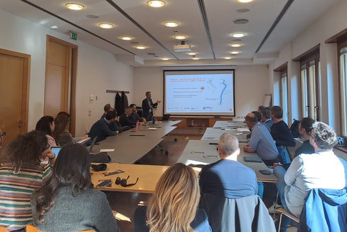 Durante il tavolo tecnico sulla qualità dell'aria tenutosi il 5 marzo a Bolzano con l'assessore provinciale Peter Brunner, anche le misure volte a migliorare la qualità dell'aria nei Comuni sono state un tema importante. Il direttore dell'Ufficio competente, Georg Pichler, ha presentato ai rappresentanti dei Comuni e delle organizzazioni di categoria alcuni esempi di buone pratiche. (Foto: USP/Ufficio Aria e rumore)