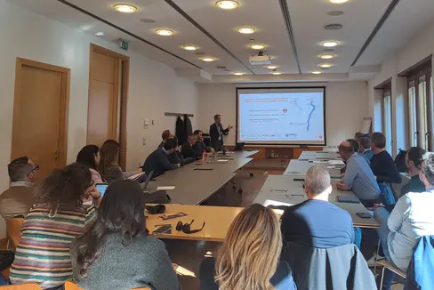 Durante il tavolo tecnico sulla qualità dell'aria tenutosi il 5 marzo a Bolzano con l'assessore provinciale Peter Brunner, anche le misure volte a migliorare la qualità dell'aria nei Comuni sono state un tema importante. Il direttore dell'Ufficio competente, Georg Pichler, ha presentato ai rappresentanti dei Comuni e delle organizzazioni di categoria alcuni esempi di buone pratiche. (Foto: USP/Ufficio Aria e rumore)