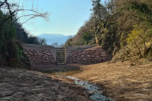 La nuova briglia filtrante nel rio Fago (nella foto vista da valle) a circa 25 metri sopra la briglia già esistente (Foto: ASP/Ufficio sistemazione bacini montani Nord)