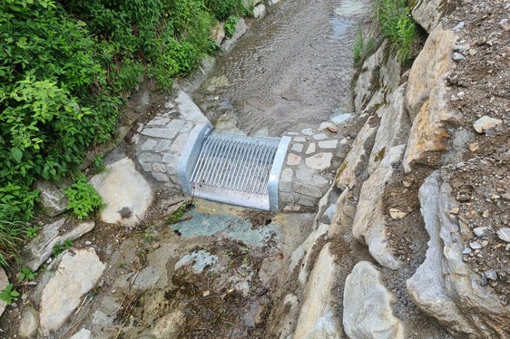 Der Mühlbach in der Gemeinde Ratschings mit der Wasserausleitung mit neuem System, damit das Seitengerinne wieder benetzt wird. Im Bildzentrum der Coanda-Rechen, ein Feinsieb (Foto: LPA/Landesamt für Wildbach- und Lawinenverbauung Nord)