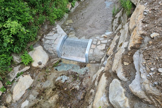 Nelle ultime tre settimane, l'Ufficio sistemazione bacini montani Nord ha effettuato lavori di rinaturalizzazione sul Rio di Giovo, Rio di Racines e sul Rio di Pusteria nel Comune di Racines (Foto: ASP/Ufficio sistemazione bacini montani Nord)