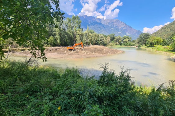I Bacini montani stanno attualmente riempiendo il Laghetto di Rablà con materiale pulito per continuare la rimozione della pianta aliena Elodea nuttallii (Foto: ASP/Ufficio sistemazione bacini montani Ovest dell'Agenzia per la Protezione civile)