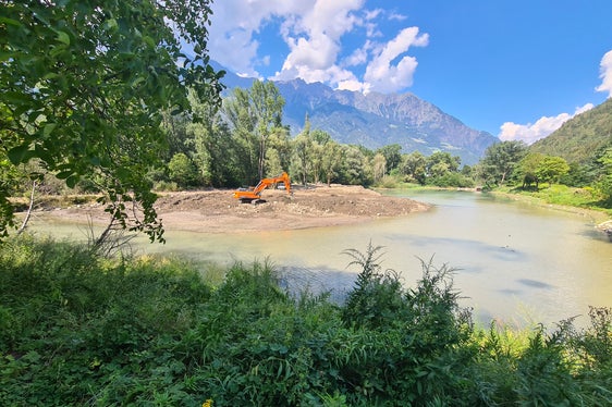 Mit zwei Baggern und neun Lastkraftwagen transportiert die Wildbachverbauung vom Rückhaltebecken im Lahnbach rund 16.000 Kubikmeter sauberes Murmaterial zum Rablander Weiher und lagert es im Fischerteich ab. (Foto: LPA/Landesamt für Wildbach- und Lawinenverbauung West)