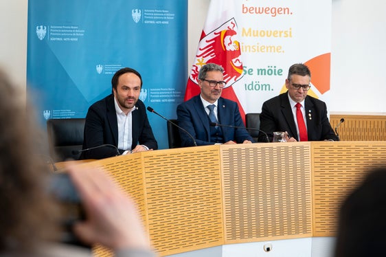 Aufwertung für Ausbildungsstandort Bruneck: bei der Pressekonferenz im Rathaussaal von Bruneck (von links) Landesrat Philipp Achammer, Landeshauptmann Arno Kompatscher, Bezirkspräsident Robert Alexander Steger (Foto: LPA/Fabio Brucculeri)