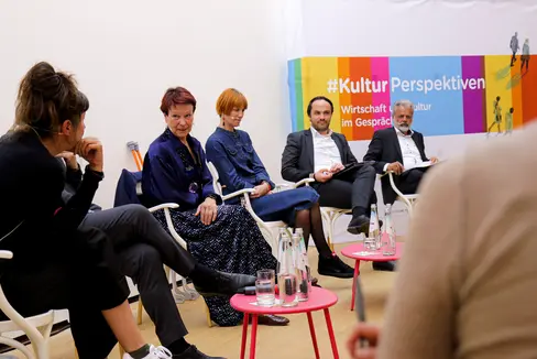 Schauspielerin Eva Kuen im direkten Gespräch mit Unternehmerin Maria Niederstätte sowie Unternehmerin Daniela Niederstätter, Landesrat Philipp Achammer und Harald Pechlander, der den Diskussionsabend in Bozen moderierte. (Foto: LPA/Peter Natter)