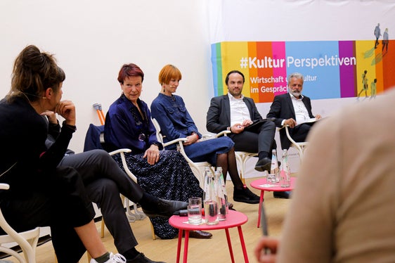 Schauspielerin Eva Kuen im direkten Gespräch mit Unternehmerin Maria Niederstätte sowie Unternehmerin Daniela Niederstätter, Landesrat Philipp Achammer und Harald Pechlander, der den Diskussionsabend in Bozen moderierte. (Foto: LPA/Peter Natter)