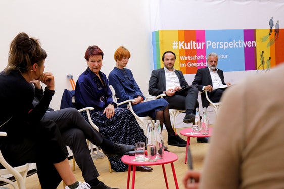 Schauspielerin Eva Kuen im direkten Gespräch mit Unternehmerin Maria Niederstätte sowie Unternehmerin Daniela Niederstätter, Landesrat Philipp Achammer und Harald Pechlander, der den Diskussionsabend in Bozen moderierte. (Foto: LPA/Peter Natter)