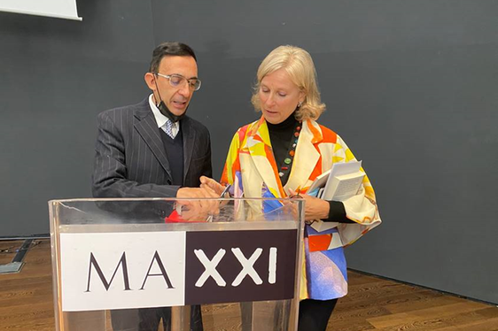 Il momento della firma tra il Direttore del Dipartimento cultura italiana della Provincia Antonio Lampis e la presidente del Maxxi Giovanna Melandri (Foto ASP)