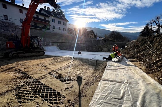 Bei der Absenkung der Bachsohle im Flussbett nahe der Acquarena kommen sehr innovative, biologisch abbaubare Bentonitmatten zum Einsatz, die das Flussbett abdichten. (Foto: LPA)
