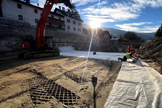 Bei der Absenkung der Bachsohle im Flussbett nahe der Acquarena kommen sehr innovative, biologisch abbaubare Bentonitmatten zum Einsatz, die das Flussbett abdichten. (Foto: LPA)