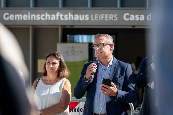 Für die Menschen in und um Leifers ist das Gemeinschaftshaus leicht erreichbar und auch in der Nähe des Seniorenheims, sagte Hochbaulandesrat Christian Bianchi und verwies darauf, dass das Gebäude in nur drei Jahren verwirklicht wurde. (Foto: LPA/Fabio Brucculeri)