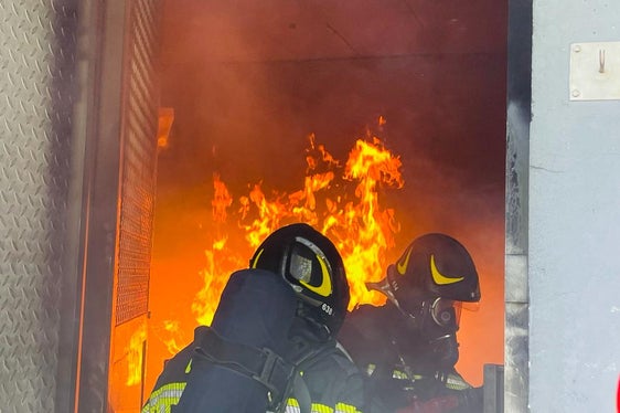 Brandbekämpfung: Die 13 neuen Berufsfeuerwehrmänner und die Berufsfeuerwehrfrau werden nun nach ihrer Ausbildung (im Bild) ihren Dienst antreten. (Foto: LPA/Berufsfeuerwehr Bozen)