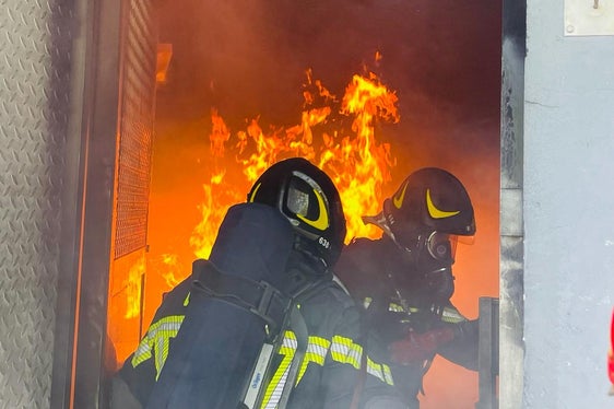 Brandbekämpfung: Die 13 neuen Berufsfeuerwehrmänner und die Berufsfeuerwehrfrau werden nun nach ihrer Ausbildung (im Bild) ihren Dienst antreten. (Foto: LPA/Berufsfeuerwehr Bozen)
