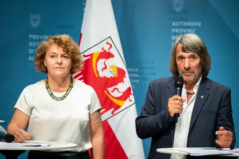 Setzen sich gemeinsam für die Anliegen der älteren Menschen in Südtirol ein: Landesrätin Rosmarie Pamer und Landesrat Hubert Messner. (Foto: LPA/Fabio Brucculeri)