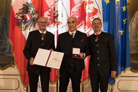 Mit der Verdienstkreuz des Landes Tirol von den Landeshauptleuten Anton Mattle (links) und Arno Kompatscher (rechts) ausgezeichnet: Dr. Helmut Köcher (Mitte) aus Vöran. (Foto: Land Tirol/Sedlak)
