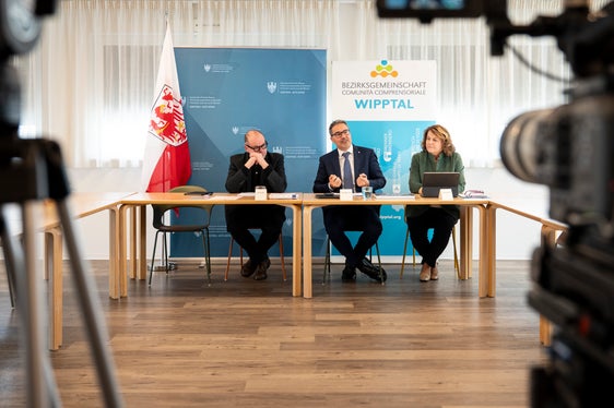 Scambio riuscito: il presidente della Giunta provinciale Arno Kompatscher (al centro) con l'assessora provinciale Rosmarie Pamer e il presidente della Comunità comprensoriale Alta Valle Isa Martin Alber hanno presentato i temi dell'incontro nel corso di una conferenza stampa. (Foto: USP/Fabio Brucculeri)