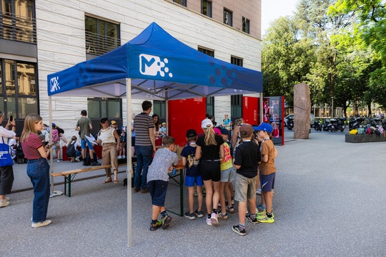 Die Schülerinnen und Schüler informierten sich an den Ständen von STA auf spielerische Weise über Themen der Verkehrssicherheit. (Foto: LPA/STA/Ivan Brentegani)