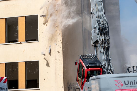 L'impressionante operazione di abbattimento dell'edificio che un tempo ospitava le scuole elementari Longon, nell'omonima via, a Bolzano. (Foto: USP/Fabio Brucculeri)