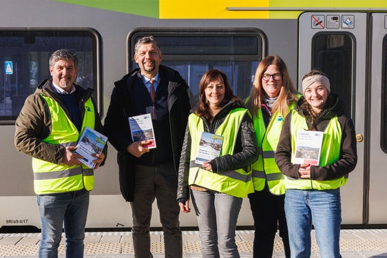 Per accompagnare la riapertura con informazioni chiare e pratiche, è in corso in questi giorni la distribuzione di un volantino informativo (allegato anche nei download). Domani, martedì 27 gennaio, il servizio di volantinaggio sarà presente anche nelle stazioni, così da raggiungere direttamente pendolari e viaggiatori. (Foto: USP/Dipartimento Infrastrutture e Mobilità)