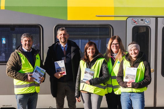 Per accompagnare la riapertura con informazioni chiare e pratiche, è in corso in questi giorni la distribuzione di un volantino informativo (allegato anche nei download). Domani, martedì 27 gennaio, il servizio di volantinaggio sarà presente anche nelle stazioni, così da raggiungere direttamente pendolari e viaggiatori. (Foto: USP/Dipartimento Infrastrutture e Mobilità)