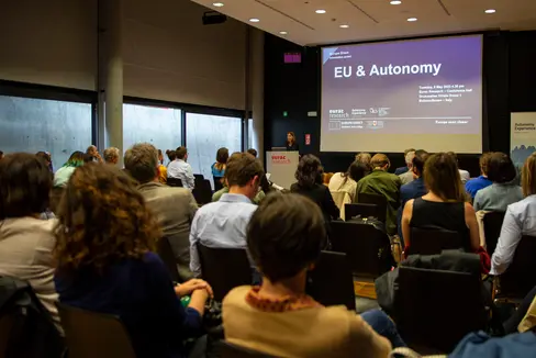 Die Fachtagung zu EU und Autonomie an der Eurac am heutigen Europatag war gut besucht. (Foto: LPA/Fabio Brucculeri)