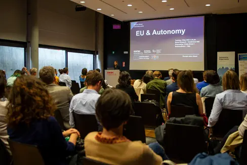 Il convegno sull'UE e le Autonomie tenutosi oggi all'Eurac in occasione della Giornata dell'Europa ha registrato una buona partecipazione. (Foto: ASP/Fabio Brucculeri)