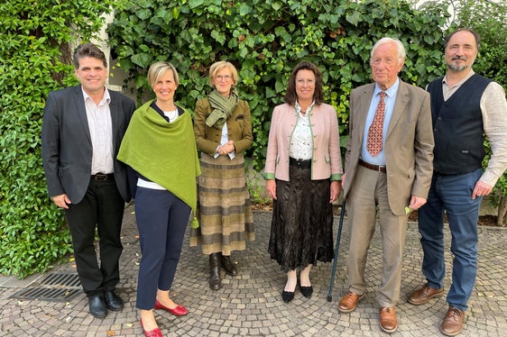 2023 wurde in San Michele all'Adige vom Referat Volksmusik und dem Volkskundemuseum METS eine Tagung zum Wirken von Walter Deutsch organisiert, an dem Professor Deutsch selbst teilnahm (im Bild v.l. Thomas Nußbaumer vom Mozarteum Innsbruck, Manuela Cristofoletti vom Referat Volksmusik, Dorothea Draxler vom Volkskultur Niederösterreich, Anita Frühwirth vom Österreichisches Volksliedwerk, Prof. Walter Deutsch, Ulrich Morgenstern von der Universität für Musik und darstellende Kunst Wien; Foto: LPA/Referat für Volksmusik/Dorothea Draxler)