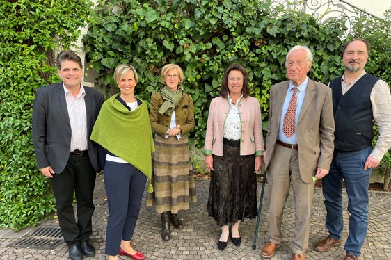 2023 wurde in San Michele all'Adige vom Referat Volksmusik und dem Volkskundemuseum METS eine Tagung zum Wirken von Walter Deutsch organisiert, an dem Professor Deutsch selbst teilnahm (im Bild v.l. Thomas Nußbaumer vom Mozarteum Innsbruck, Manuela Cristofoletti vom Referat Volksmusik, Dorothea Draxler vom Volkskultur Niederösterreich, Anita Frühwirth vom Österreichisches Volksliedwerk, Prof. Walter Deutsch, Ulrich Morgenstern von der Universität für Musik und darstellende Kunst Wien; Foto: LPA/Referat für Volksmusik/Dorothea Draxler)