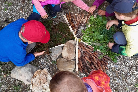 Die geführten Familienwanderungen finden bereits zum dritten Mal in den Naturparks Südtirol statt. 2022 im Naturpark Puez-Geisler luden sie ein, kreativ zu sein mit Naturmaterialen. (Foto: Landesamt für Natur /Andrea Leitner)