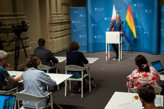 “Con questo emendamento diamo un chiaro segnale a favore di una filiera corta, dei circuiti economici locali e del rafforzamento delle nostre aziende agricole nelle zone montane”, ha dichiarato il presidente della Provincia autonoma di Bolzano, Arno Kompatscher. (Foto: USP/Fabio Brucculeri)