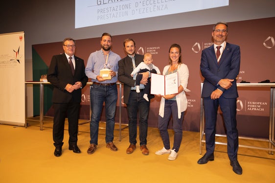 LH Platter (l.) und LH Kompatscher (r.) mit Andreas Winterle (Bildmitte mit Kind) und Team vom grenzüberschreitenden Projekt Kaleidio (Foto: Land Tirol/Sedlak)