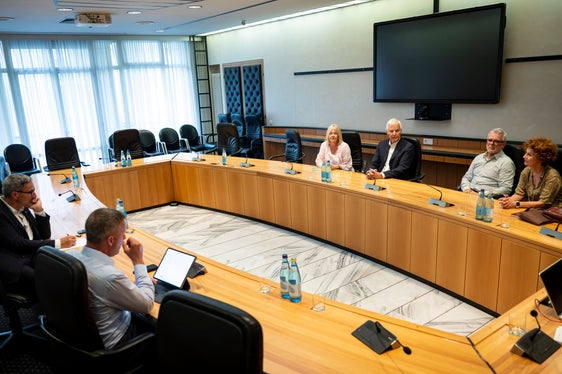 Nella sala Giunta di Palazzo Widmann, il presidente Arno Kompatscher (da sinistra in secondo piano) e l'assessore Luis Walcher hanno accolto il Direttivo dell'Associazione guide e accompagnatori turistici dell'Alto Adige (seduti al tavolo di fronte, da sinistra): la presidente uscente Petra Überbacher, il presidente Markus Perwanger, i membri del Direttivo Stefan Demetz e Maria Gall Prader. (Foto: USP/Fabio Brucculeri)