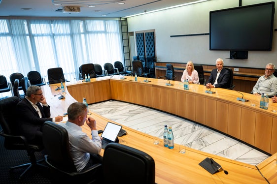 Im Sitzungssaal der Landesregierung empfingen Landeshauptmann Arno Kompatscher (von hinten links) und Landesrat Luis Walcher den Vorstand des Verbandes der Fremdenführer und Reiseleiter Südtirols (am Tisch gegenüber von links): die die scheidende Präsidentin Petra Überbacher, Präsident Markus Perwanger, die Vorstandsmitglieder Stefan Demetz und Maria Gall Prader. (Foto: LPA/Fabio Brucculeri)